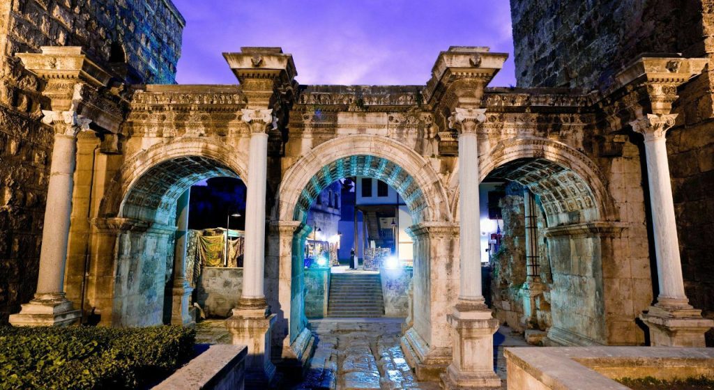 Grecia-plaka-puerta-adriano La puerta de Adriano en el barrio de Plaka