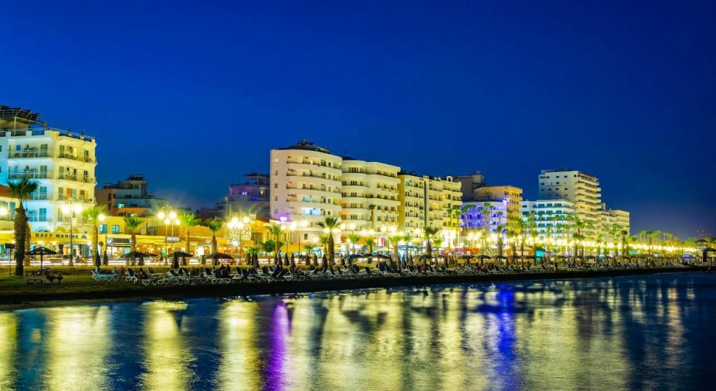 Chipre-turismo-Larnaca Larnaca de noche