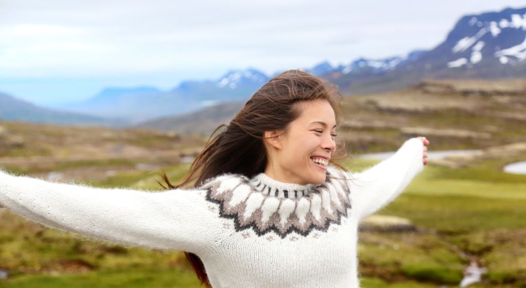 chica-feliz-islandia El equilibrio de la vida en Islandia