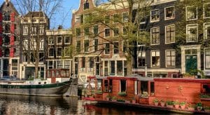 Casa Roja en el agua