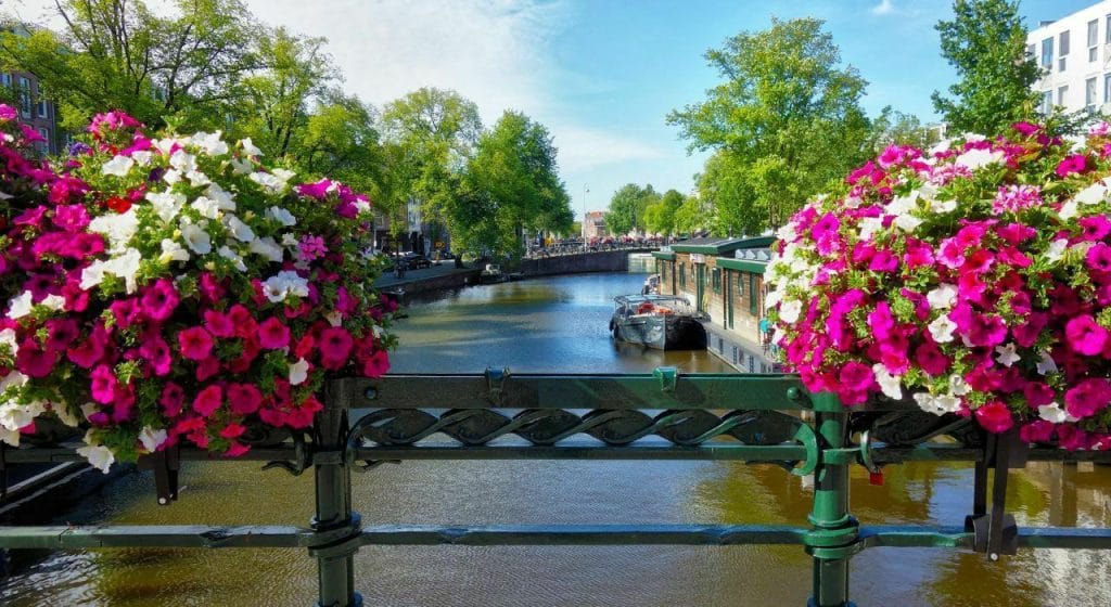 Flores puente sobre canal de Amsterdam