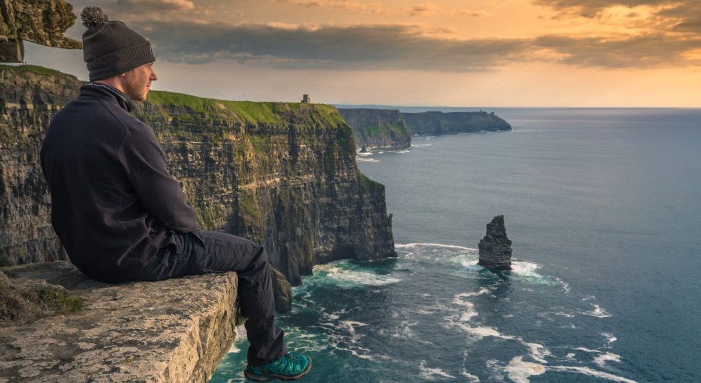 Hombre en acantilados