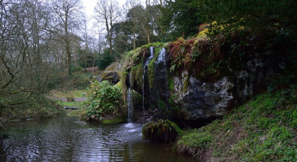 Rio con cascada de agua