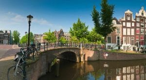 Puente sobre canal de Amsterdam