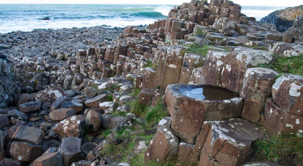 vista de las rocas con agua la Calzada de los Gigantes