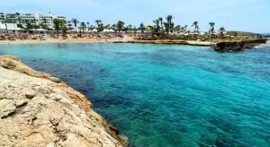 Vista panorámica de la costa de Chipre, playas mediterráneas